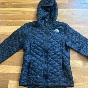 Girls size 10/12 Northface quilted jacket with hood.
